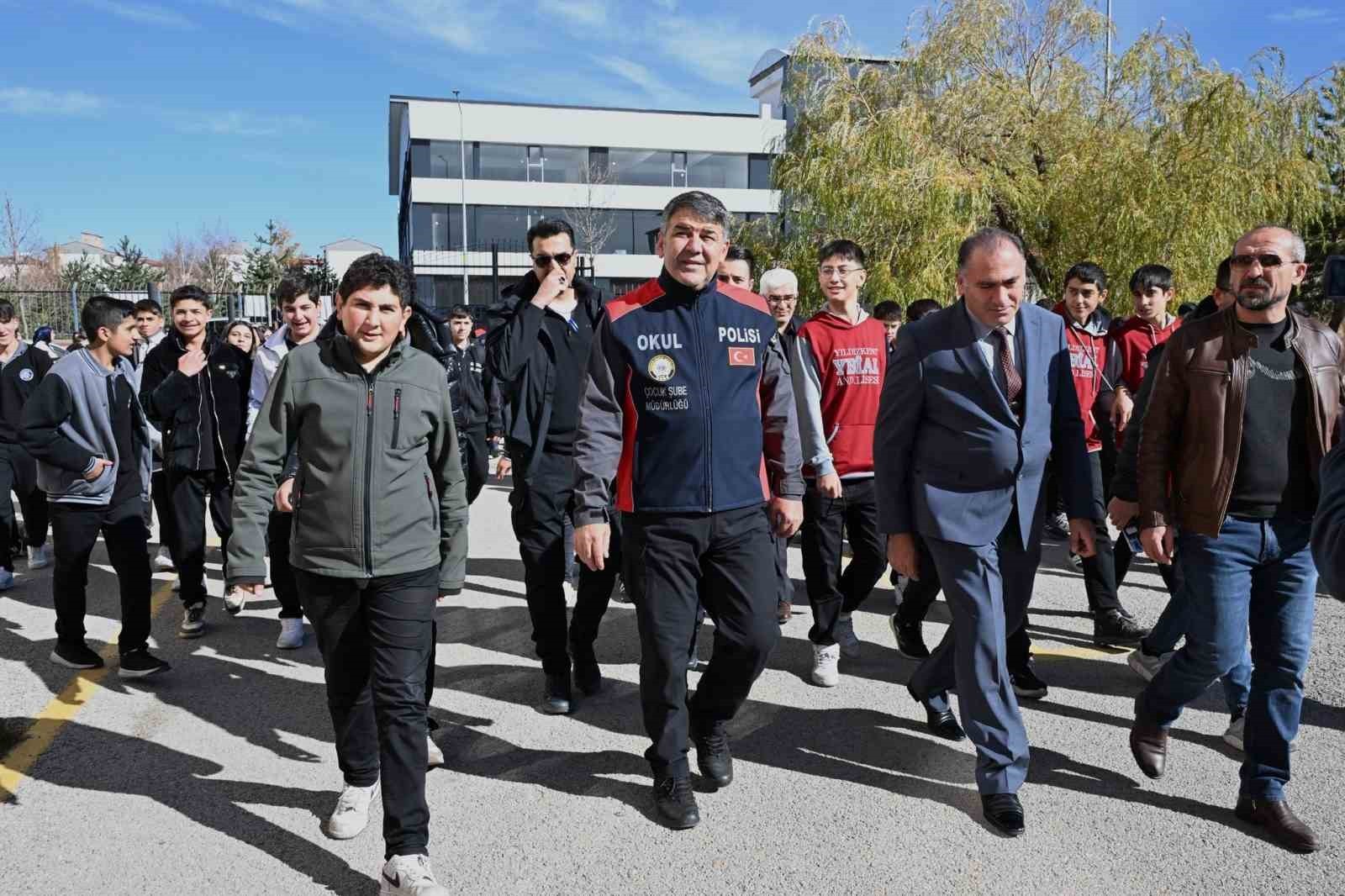 ERZURUM İL EMNİYET MÜDÜRÜ ONUR KARABURUN, "GELECEĞİMİZİN TEMİNATI ÇOCUKLARIMIZIN YANINDAYIZ, İYİ...