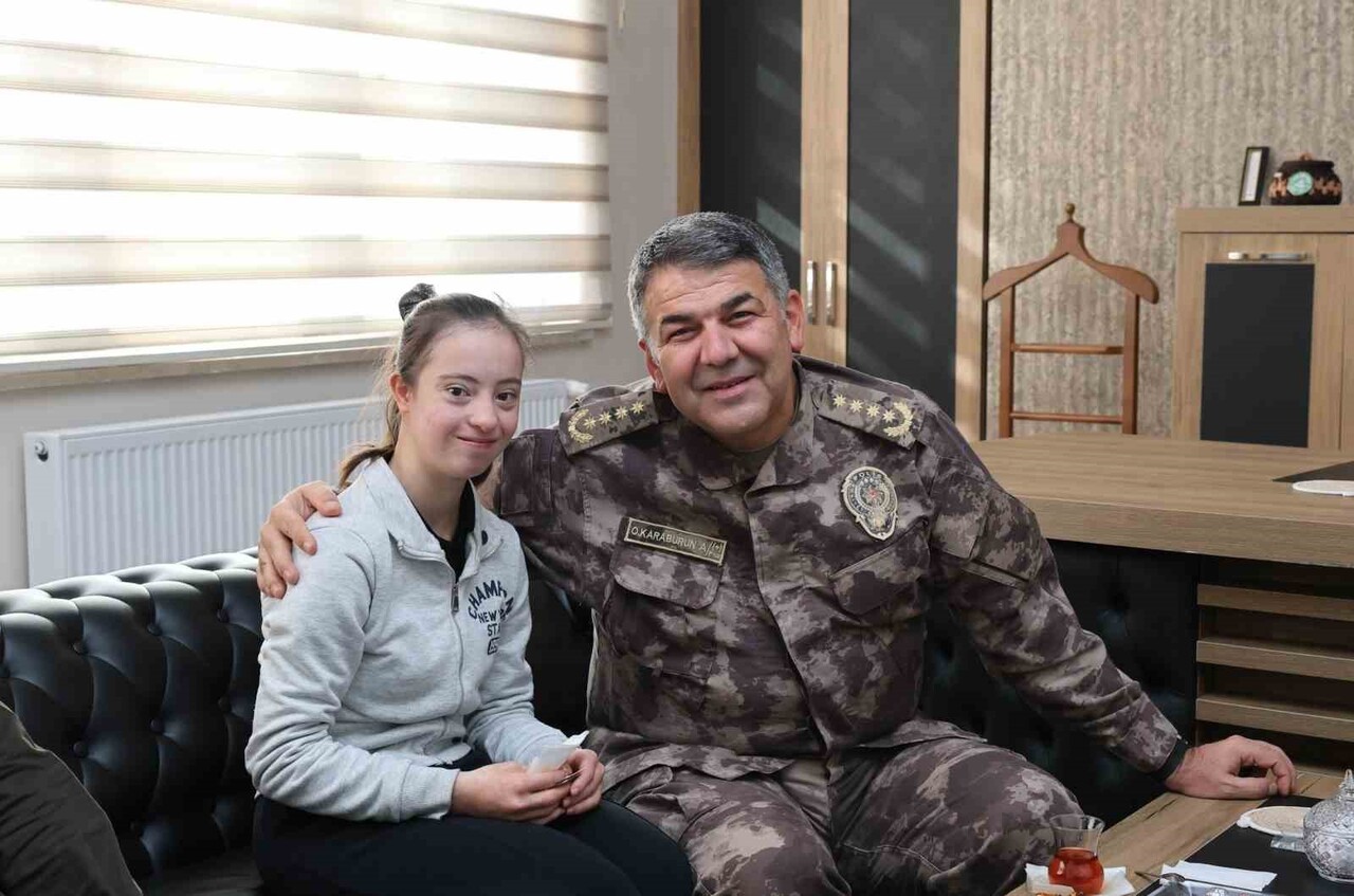 ERZURUM İL EMNİYET MÜDÜRÜMÜZ ONUR KARABURUN, OKUL ÖNLERİNDE YAPILAN UYGULAMALARI YERİNDE...