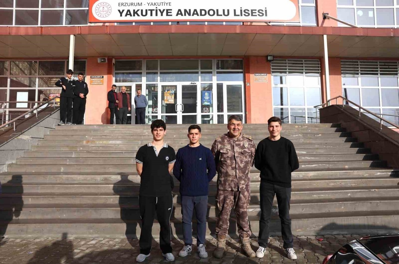 ERZURUM İL EMNİYET MÜDÜRÜMÜZ ONUR KARABURUN, OKUL ÖNLERİNDE YAPILAN UYGULAMALARI YERİNDE...