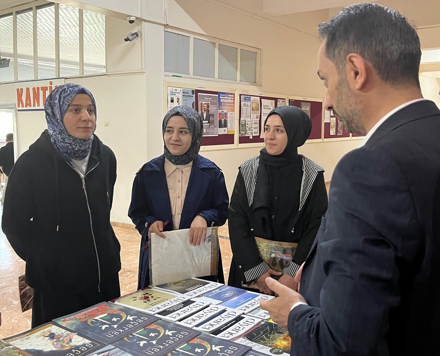 ERZURUM İL MÜFTÜLÜĞÜ TARAFINDAN KURULAN BİLGİLENDİRME STANTLARI GENÇLERE REHBERLİK...