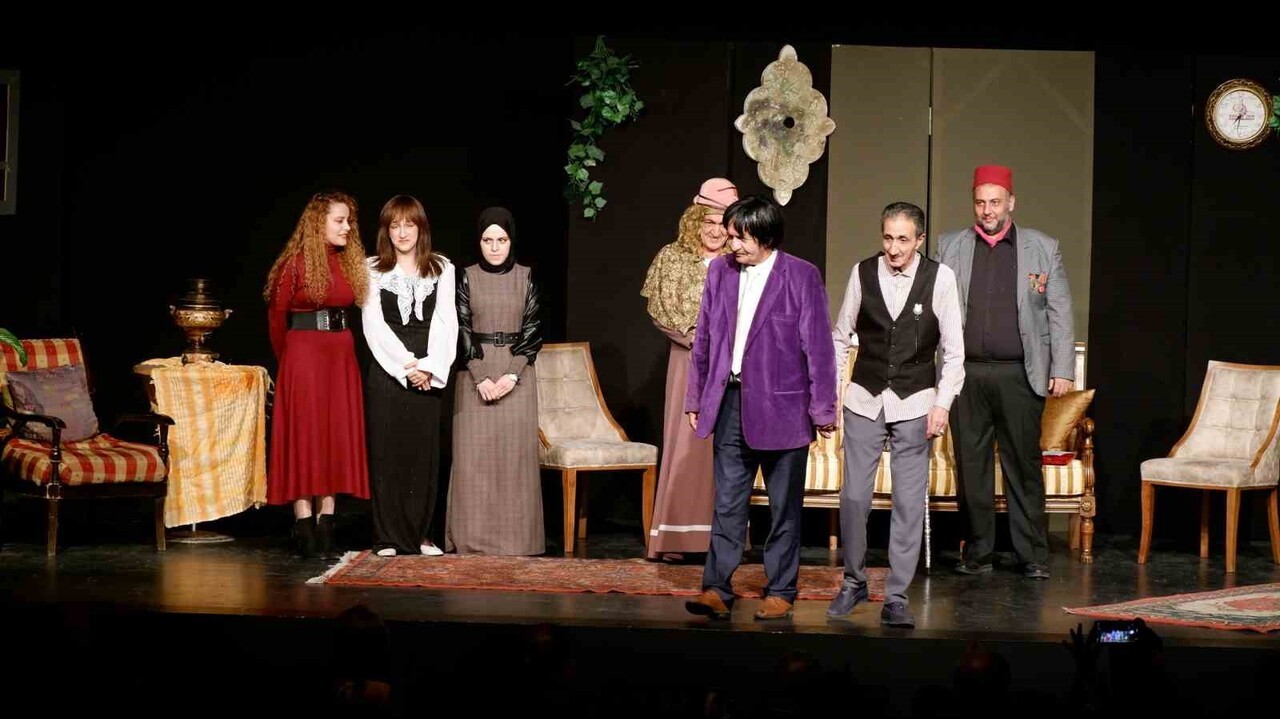 ERZURUM ŞEHİR TİYATROSU’NUN SAHNEYE KOYDUĞU "KILIBIK HAYRULLAH" OYUNU YOĞUN İLGİ GÖRDÜ.