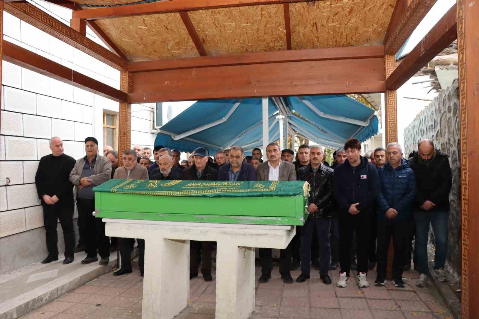 ERZURUM’UN OLUR İLÇESİ’NİN ESKİ BELEDİYE BAŞKANLARINDAN REŞAT YILDIRIM, EVİNDE GEÇİRDİĞİ KALP...