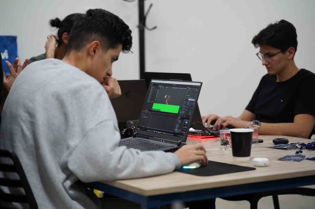 ESENLER BELEDİYESİ’NİN DÜZENLEDİĞİ FİLİSTİN TEMALI OYUN GELİŞTİRME KAMPINDA GENÇLER, ÜÇ GÜN...