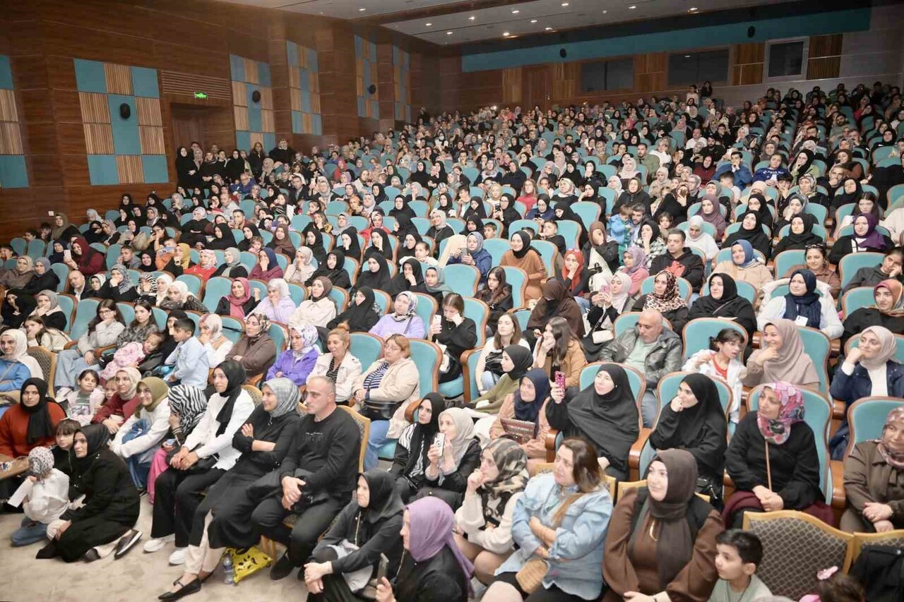 ESENYURT BELEDİYESİ’NİN KASIM AYI KÜLTÜR-SANAT ETKİNLİKLERİ KAPSAMINDA DÜZENLENEN SÖYLEŞİDE, UZMAN...