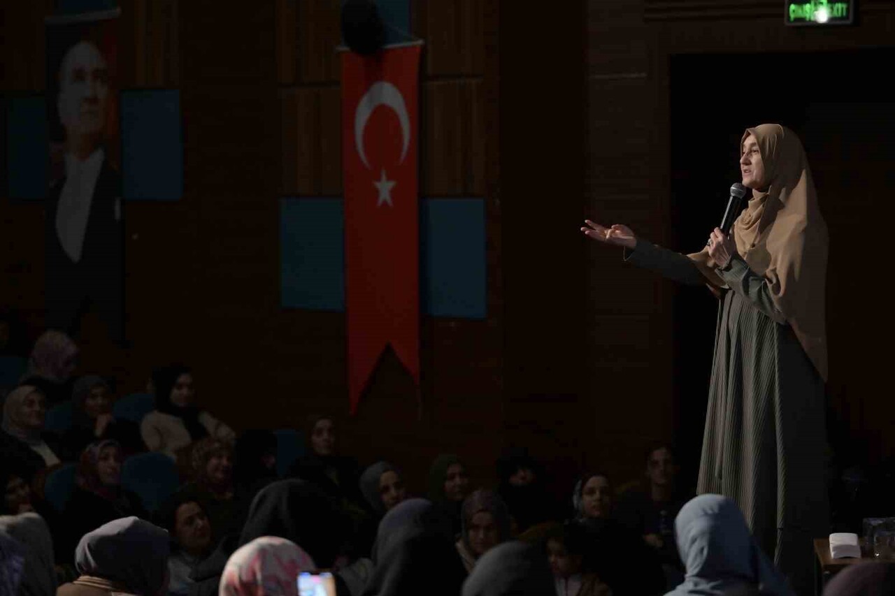 ESENYURT BELEDİYESİ’NİN KASIM AYI KÜLTÜR-SANAT ETKİNLİKLERİ KAPSAMINDA DÜZENLENEN SÖYLEŞİDE, UZMAN...