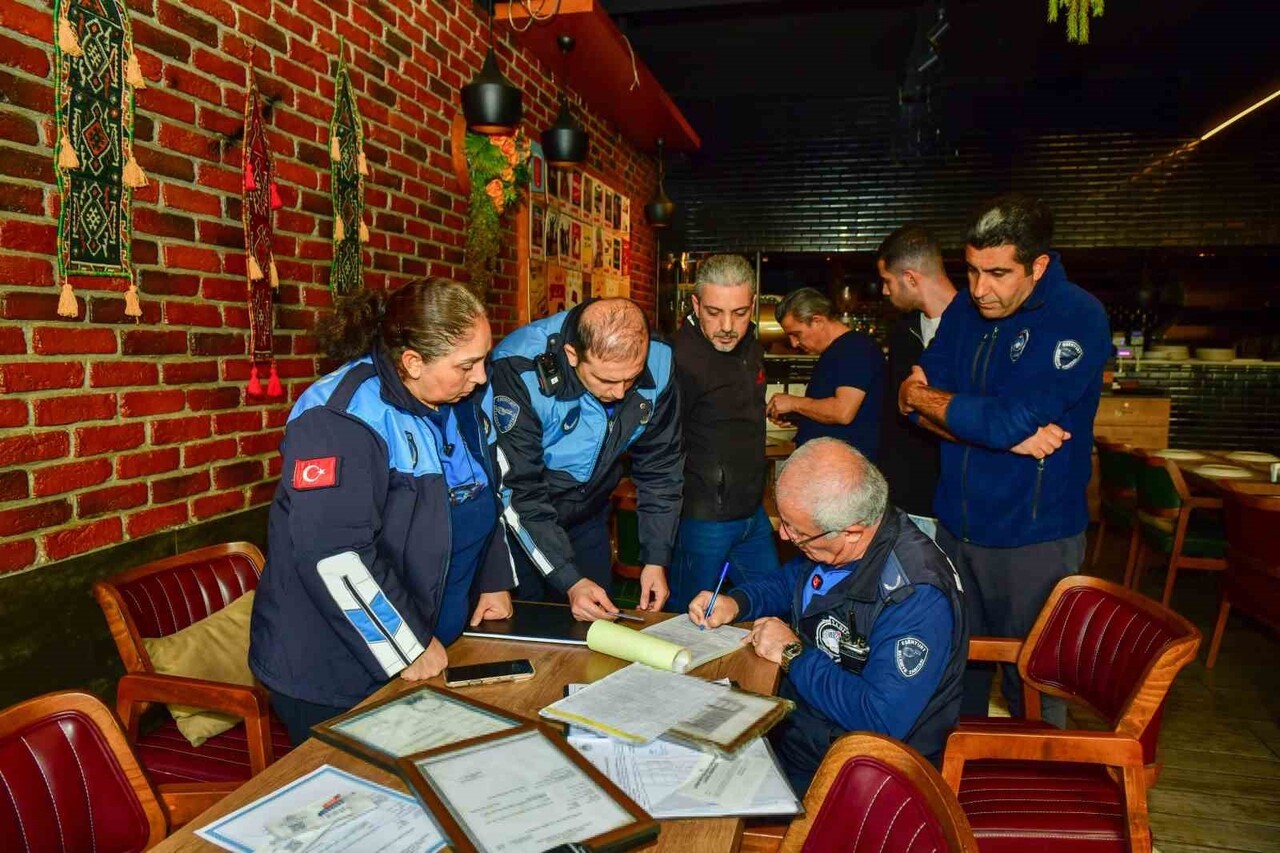 ESENYURT BELEDİYESİ ZABITA MÜDÜRLÜĞÜ'NE BAĞLI EKİPLER TARAFINDAN İLÇE GENELİNDE SÜRDÜRDÜKLERİ...