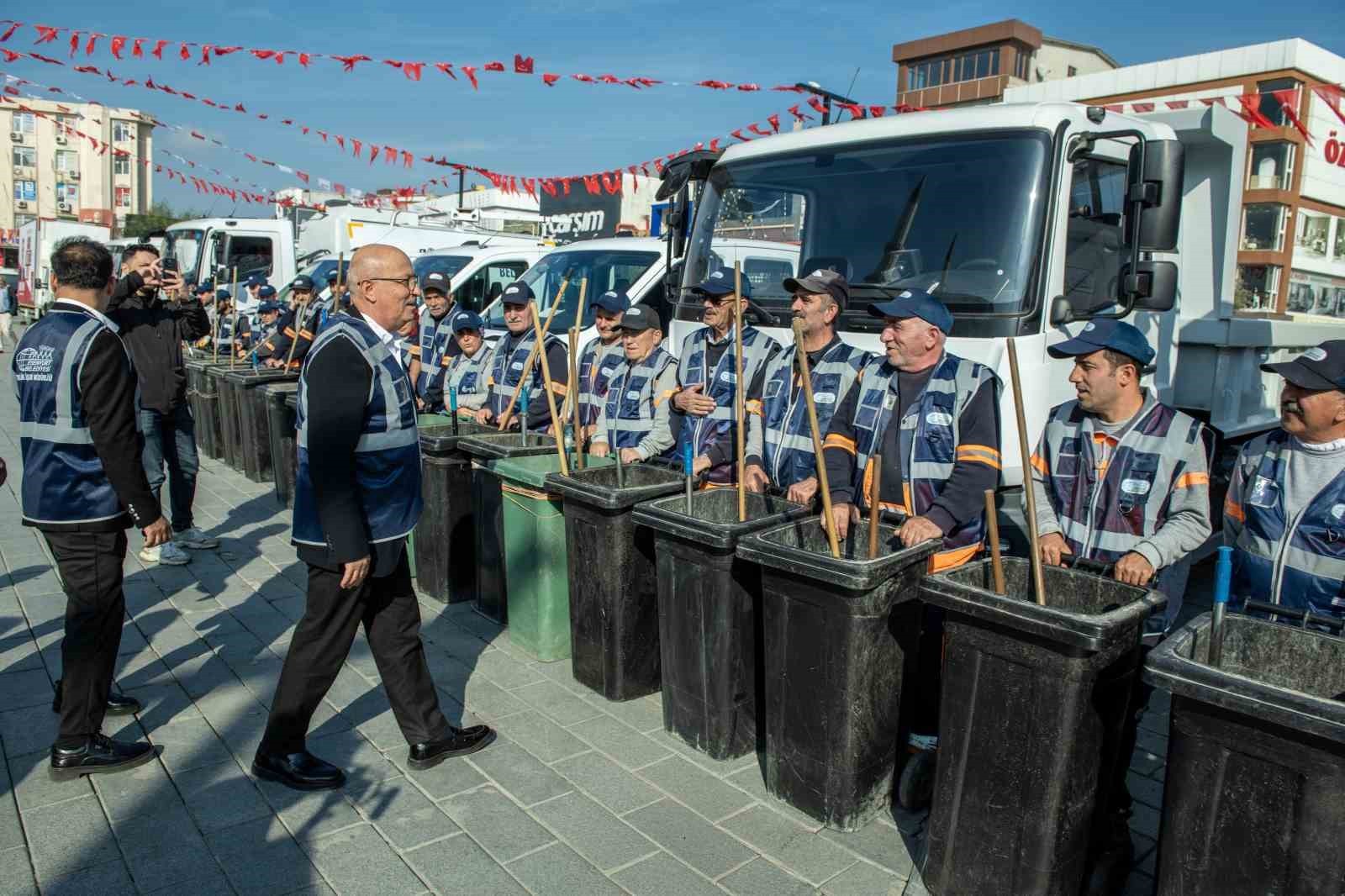 ESENYURT TEMİZLİK HAREKETİ, İKİNCİ HAFTASINDA MERKEZ MAHALLESİ'NDE SÜRDÜ. YENİLENEN TEMİZLİK...