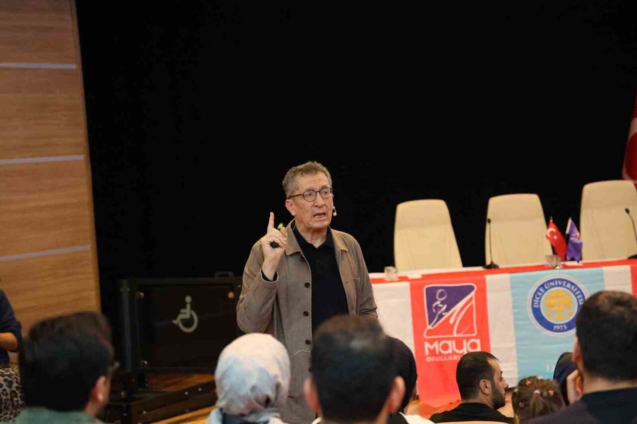 ESKİ MİLLİ EĞİTİM BAKANI ZİYA SELÇUK, DİYARBAKIR MAYA OKULLARININ DÜZENLEDİĞİ PROGRAMDA ÖĞRETMEN...