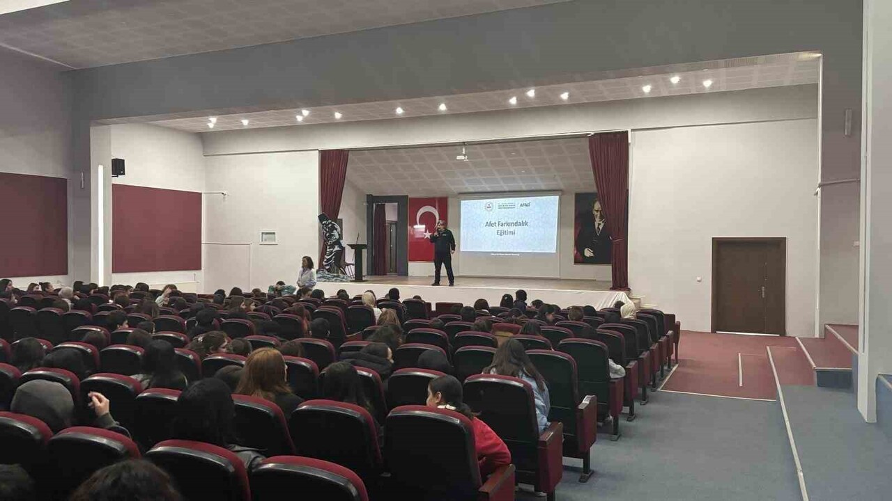 ESKİŞEHİR'DE AFAD İL MÜDÜRLÜĞÜ EKİPLERİ TARAFINDAN, LİSE ÖĞRENCİLERİNE AFET VE YANGIN FARKINDALIK...