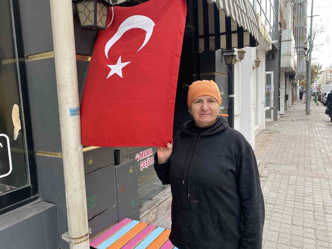 ESKİŞEHİR'DE BAŞÖRTÜLÜ KADININ BİR İŞLETMENİN ÖNÜNDE ASILI OLAN TÜRK BAYRAĞINI DEFALARCA ÖPÜP...