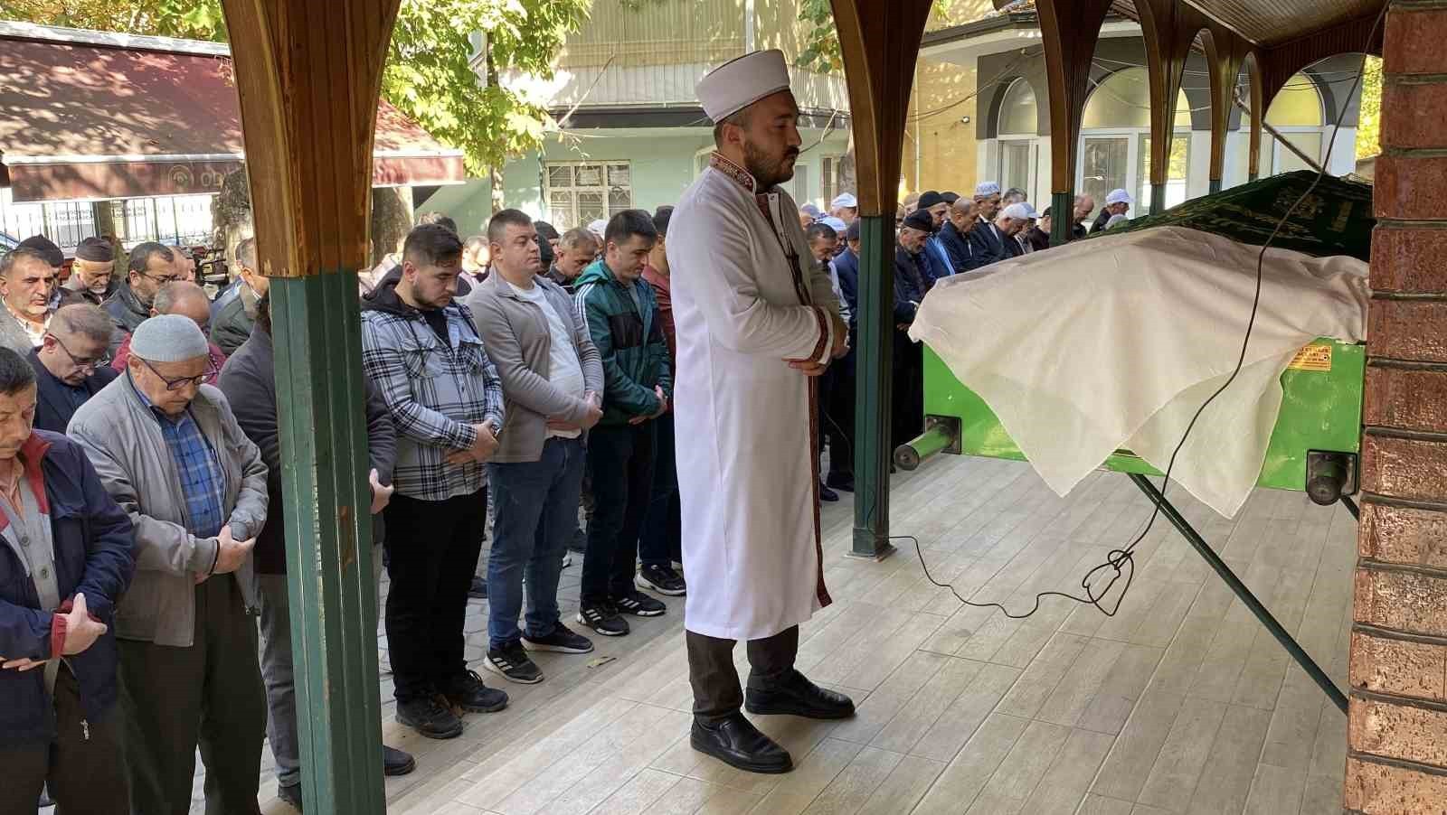 ESKİŞEHİR'DE BIÇAKLA BOYNU KESİLMİŞ HALDE ÖLÜ BULUNAN KADIN İÇİN ÖĞLE NAMAZINI MÜTEAKİP HACI...