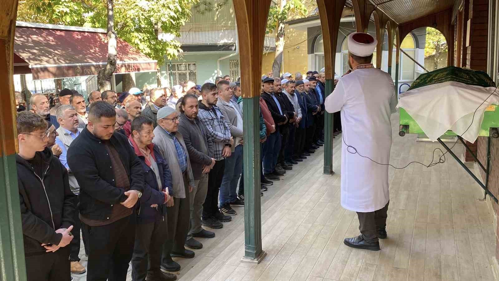 ESKİŞEHİR'DE BIÇAKLA BOYNU KESİLMİŞ HALDE ÖLÜ BULUNAN KADIN İÇİN ÖĞLE NAMAZINI MÜTEAKİP HACI...