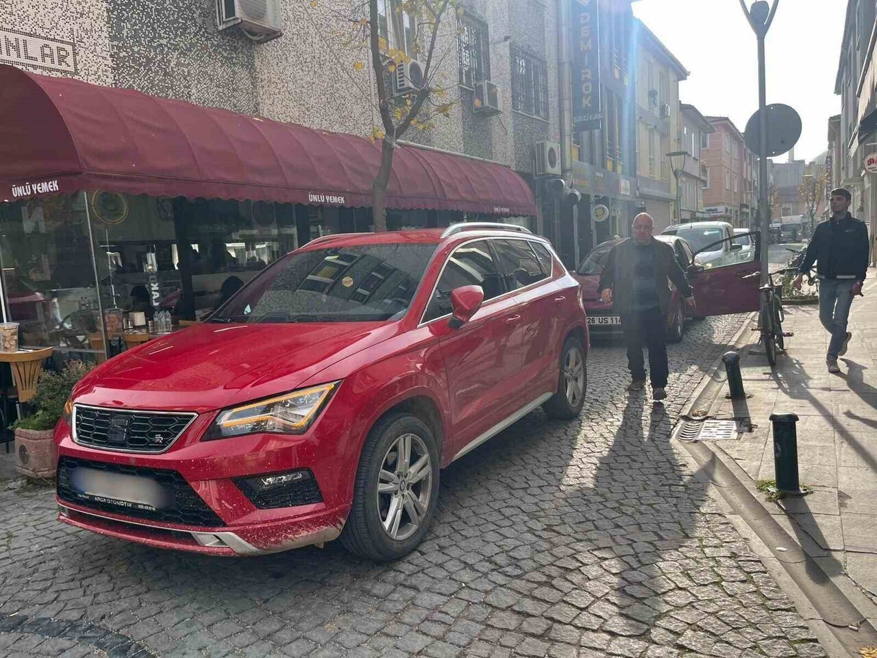 ESKİŞEHİR'DE BİR ARA SOKAĞIN ORTASINA OTOMOBİLİNİ BIRAKIP İŞLERİNİ HALLETMEYE GİDEN SÜRÜCÜNÜN...