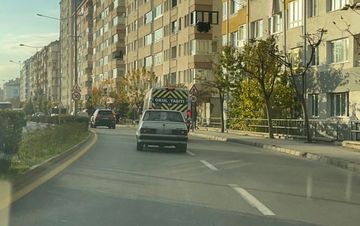 ESKİŞEHİR'DE CADDEDE SEYREDEN ABARTI EGZOZA SAHİP VE ARKA CAMINDA "YAKIŞIR YAŞIMA YANLIŞLARIM"...