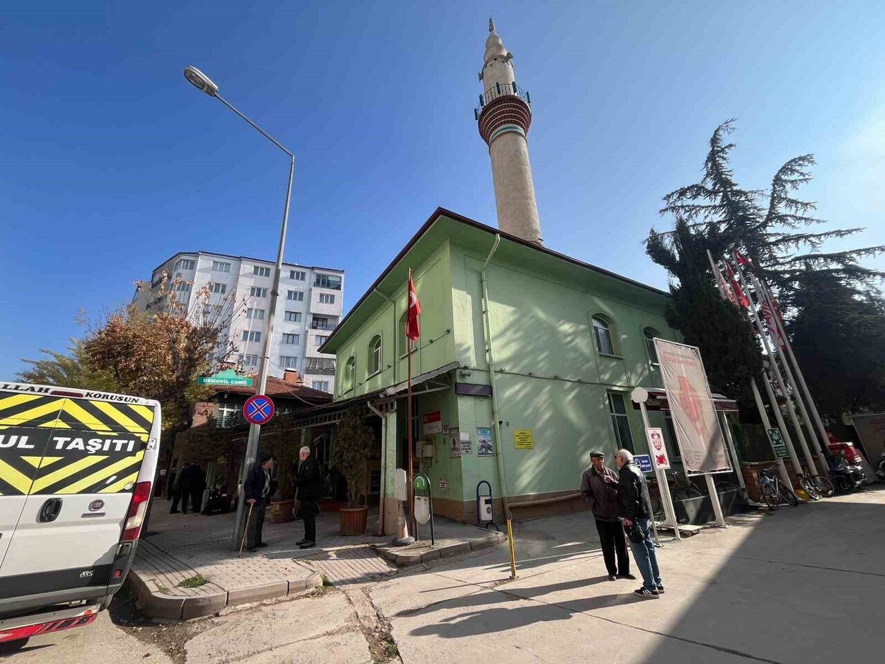 ESKİŞEHİR'DE CAMLARI KİMLİĞİ BELİRSİZ BİR ŞAHIS TARAFINDAN YUMRUKLADIĞI ANLAR GÜVENLİK KAMERASINA...