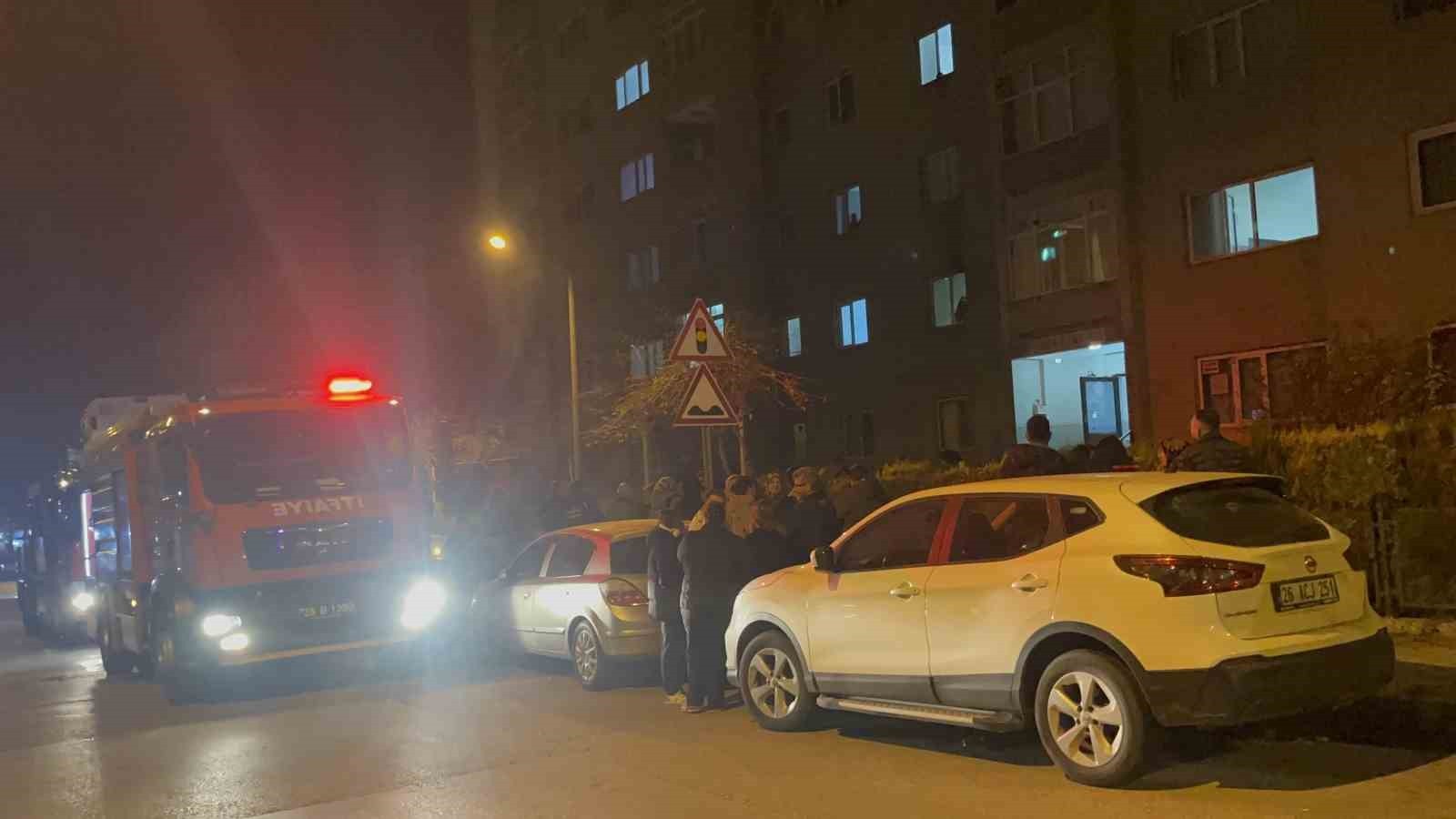 ESKİŞEHİR'DE ÇOK KATLI APARTMANDA TELEVİZYON KAYNAKLI ÇIKAN YANGIN İTFAİYE EKİPLERİNCE...