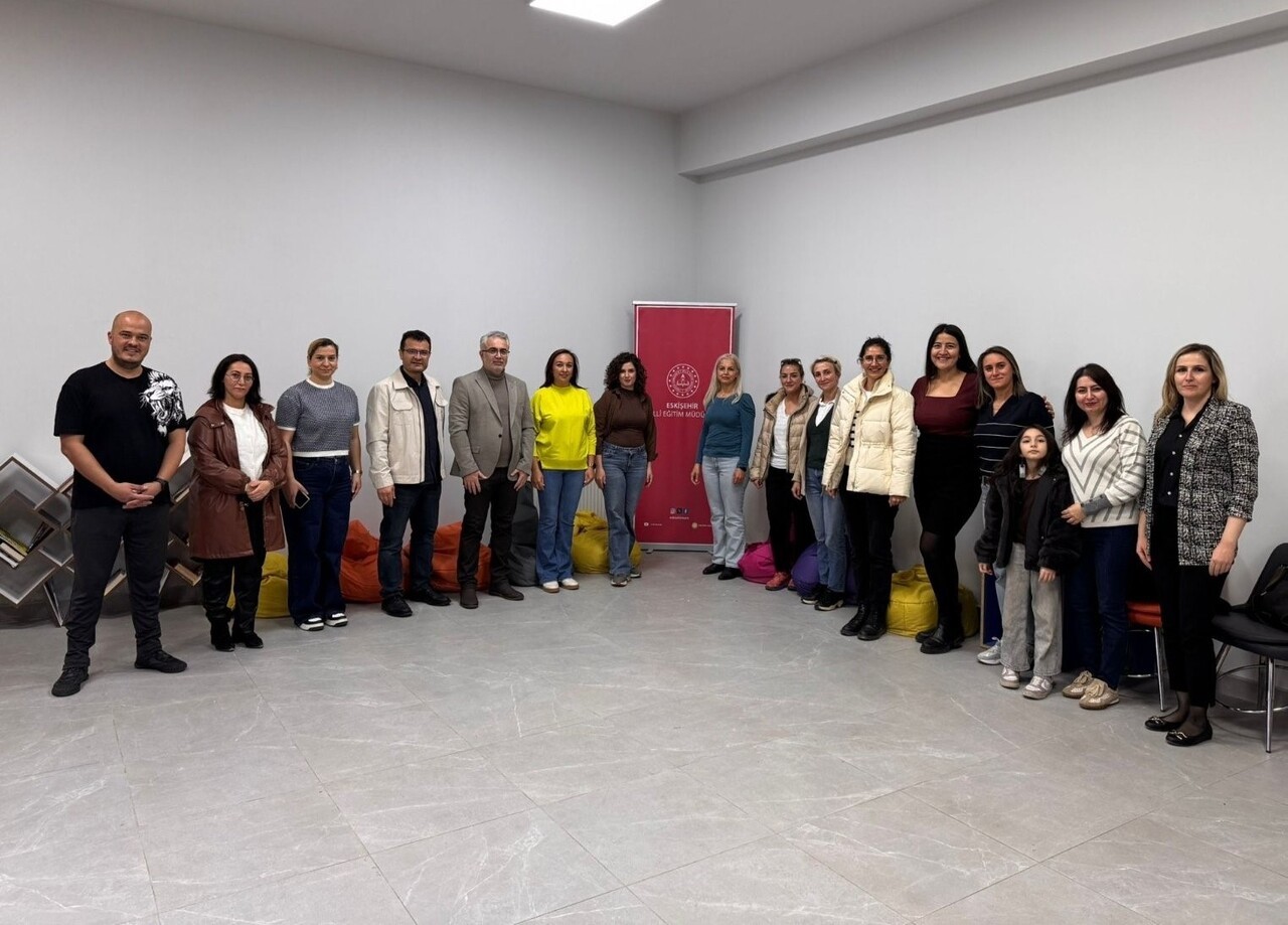 ESKİŞEHİR'DE DÜZENLENEN ÖZ ŞEFKATLİ EBEVEYNLİK ATÖLYESİ'NDE VELİLERE BİLGİLENDİRMEDE...