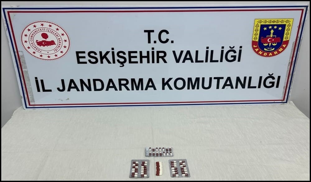 ESKİŞEHİR'DE JANDARMA EKİPLERİNCE KONTROL EDİLEN BİR MOTOSİKLETTE BULUNAN 2 ŞAHSIN ÜZERİNDE VE...