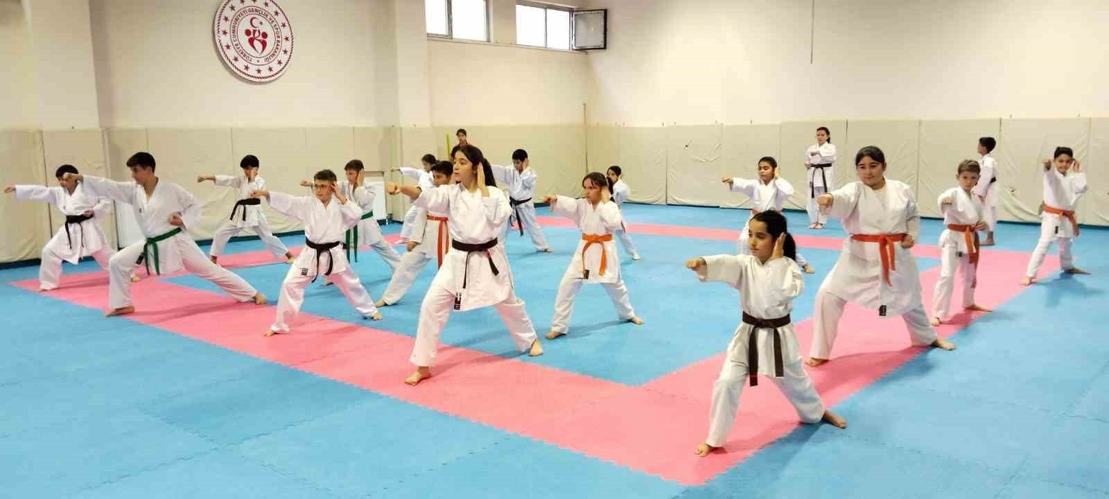 ESKİŞEHİR'DE KARATE KIŞ OKULU 3. GRUP ÇALIŞMALARI TÜM HIZIYLA DEVAM EDİYOR.