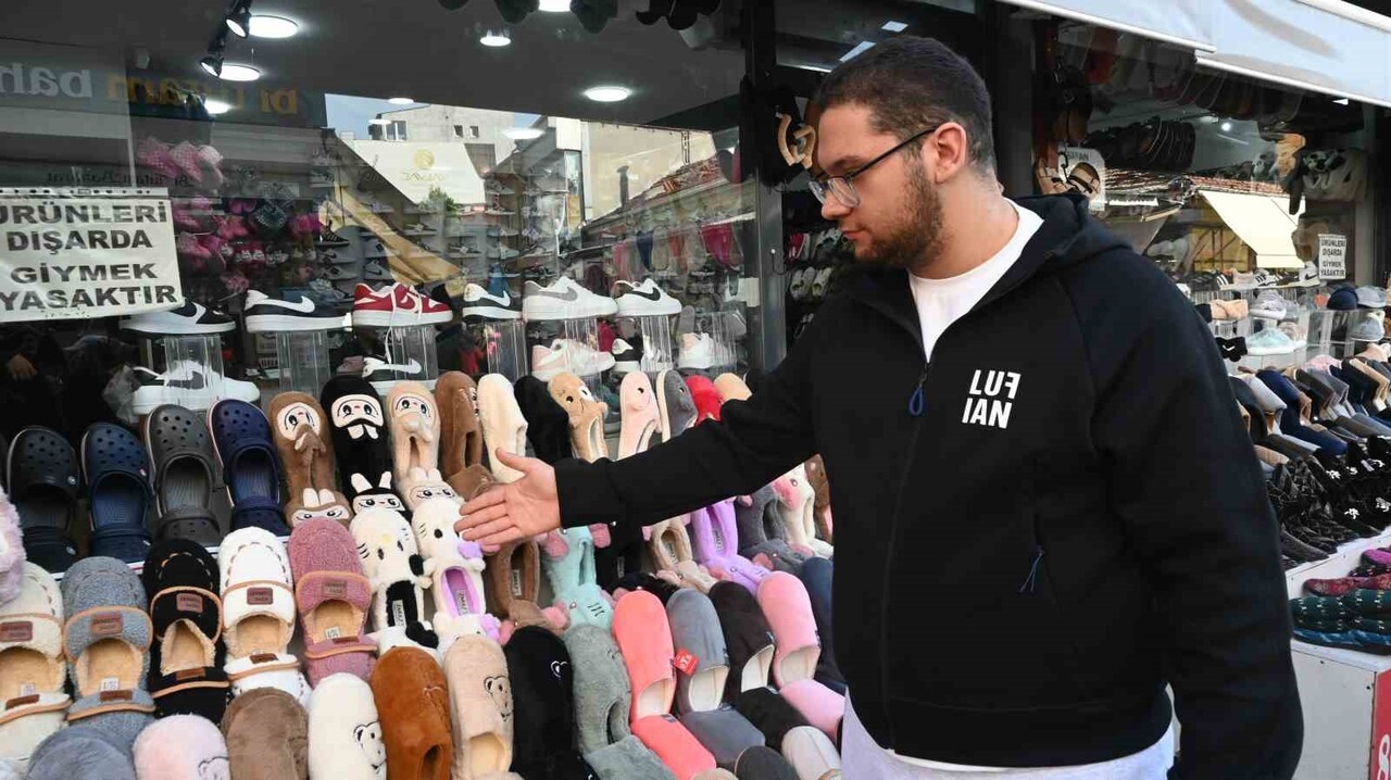 ESKİŞEHİR'DE KIŞ AYLARININ ETKİSİNİ GÖSTEREMEMESİ BOT SATIŞI YAPAN ESNAFLARI OLUMSUZ OLARAK...