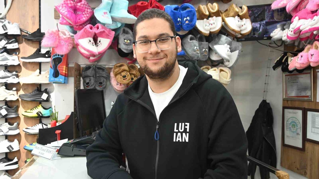 ESKİŞEHİR'DE KIŞ AYLARININ ETKİSİNİ GÖSTEREMEMESİ BOT SATIŞI YAPAN ESNAFLARI OLUMSUZ OLARAK...