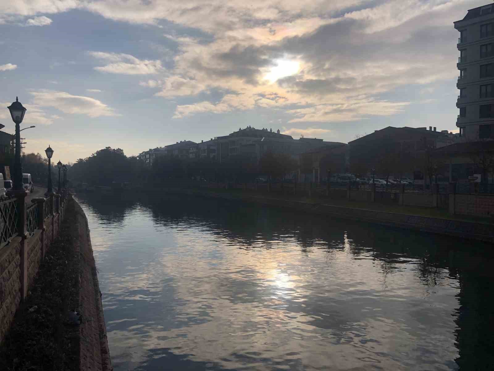 ESKİŞEHİR'DE SABAHIN ERKEN SAATLERİNDE GÜNEŞ VE PORSUK ÇAYI'NIN UYUMU İLE ORTAYA KARTPOSTALLIK...