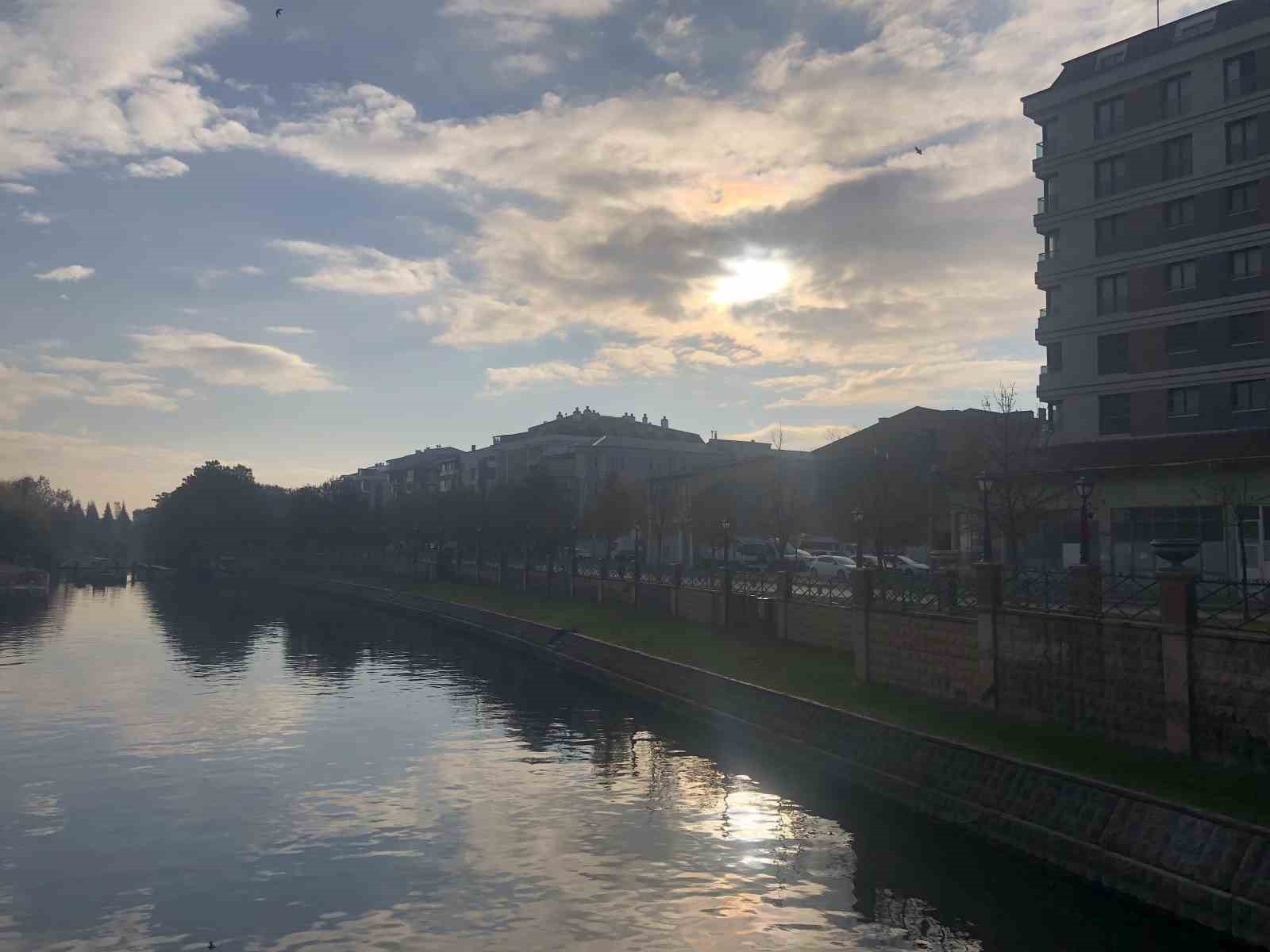 ESKİŞEHİR'DE SABAHIN ERKEN SAATLERİNDE GÜNEŞ VE PORSUK ÇAYI'NIN UYUMU İLE ORTAYA KARTPOSTALLIK...