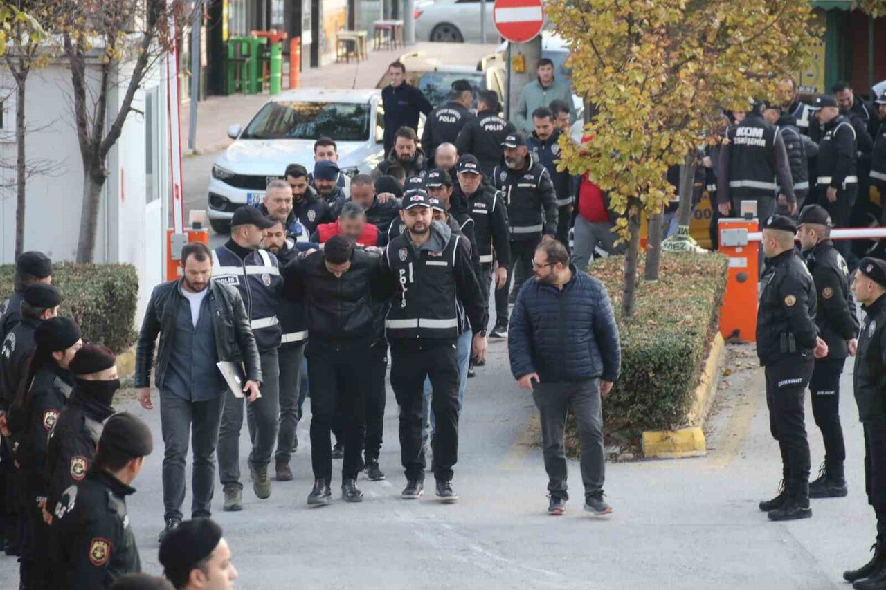 ESKİŞEHİR'DE, SİLAHLI ORGANİZE SUÇ ÖRGÜTÜNE YÖNELİK DÜZENLENEN OPERASYONDA YAKALANAN VE ARALARINDA...