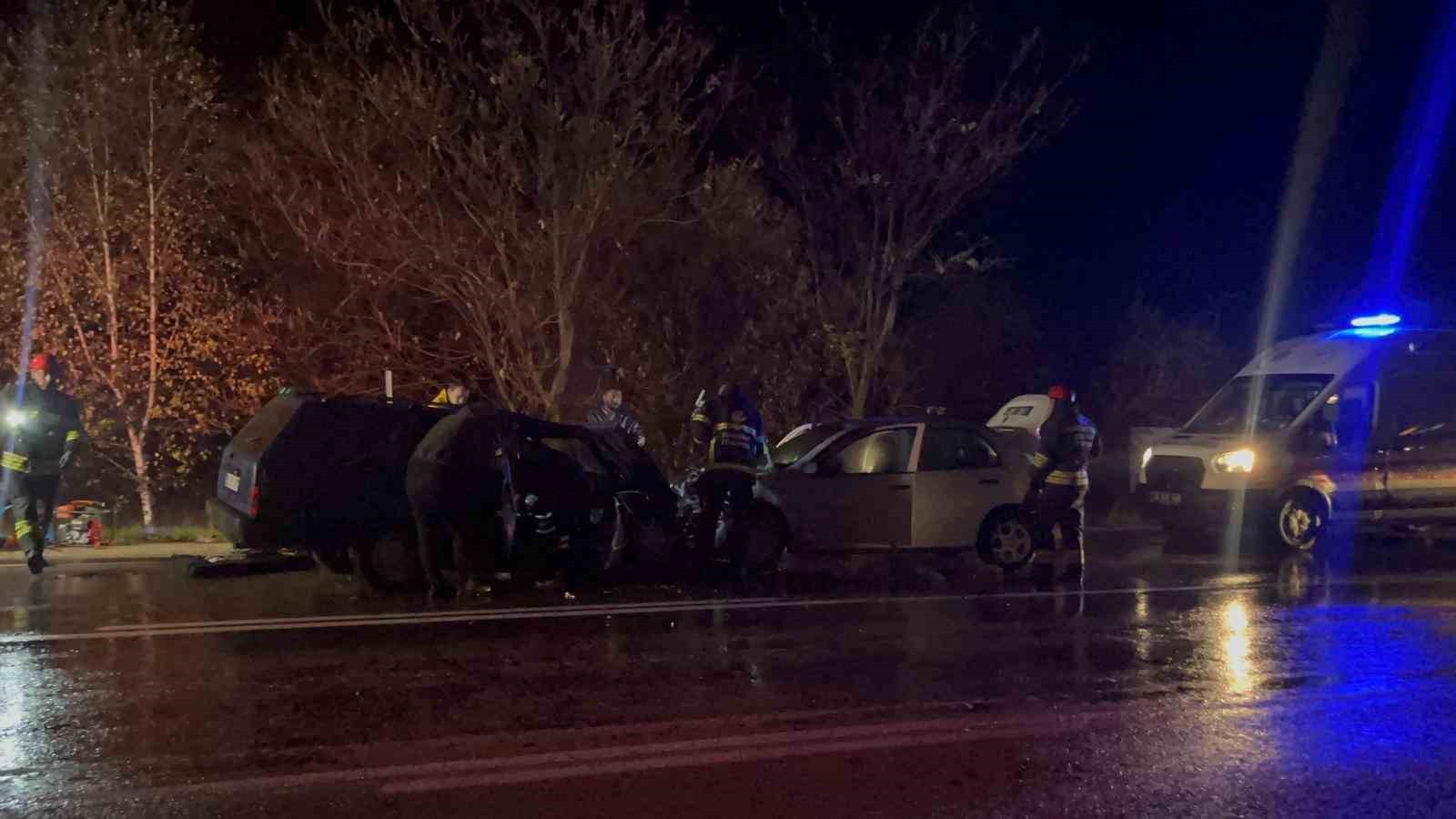 ESKİŞEHİR-AFYONKARAHİSAR KARAYOLUNDA YAĞMURDAN DOLAYI KAYGANLAŞAN YOLDA KONTROLDEN ÇIKAN...