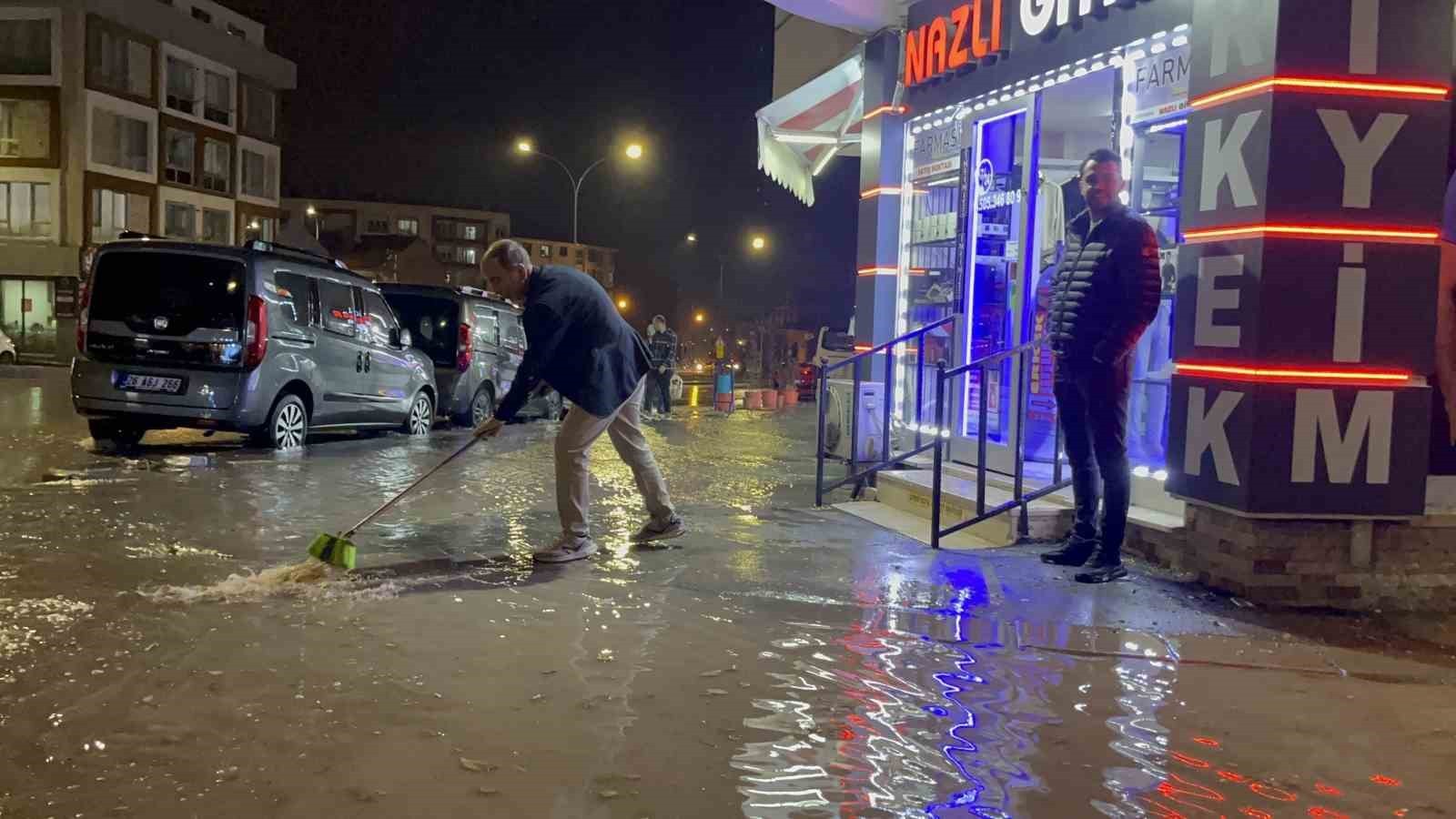 ESKİŞEHİR’DE AKŞAM SAATLERİNDE ANİDEN BASTIRAN KISA SÜRELİ YAĞMUR, DAKİKALAR İÇİNDE BAZI BÖLGELERİ...