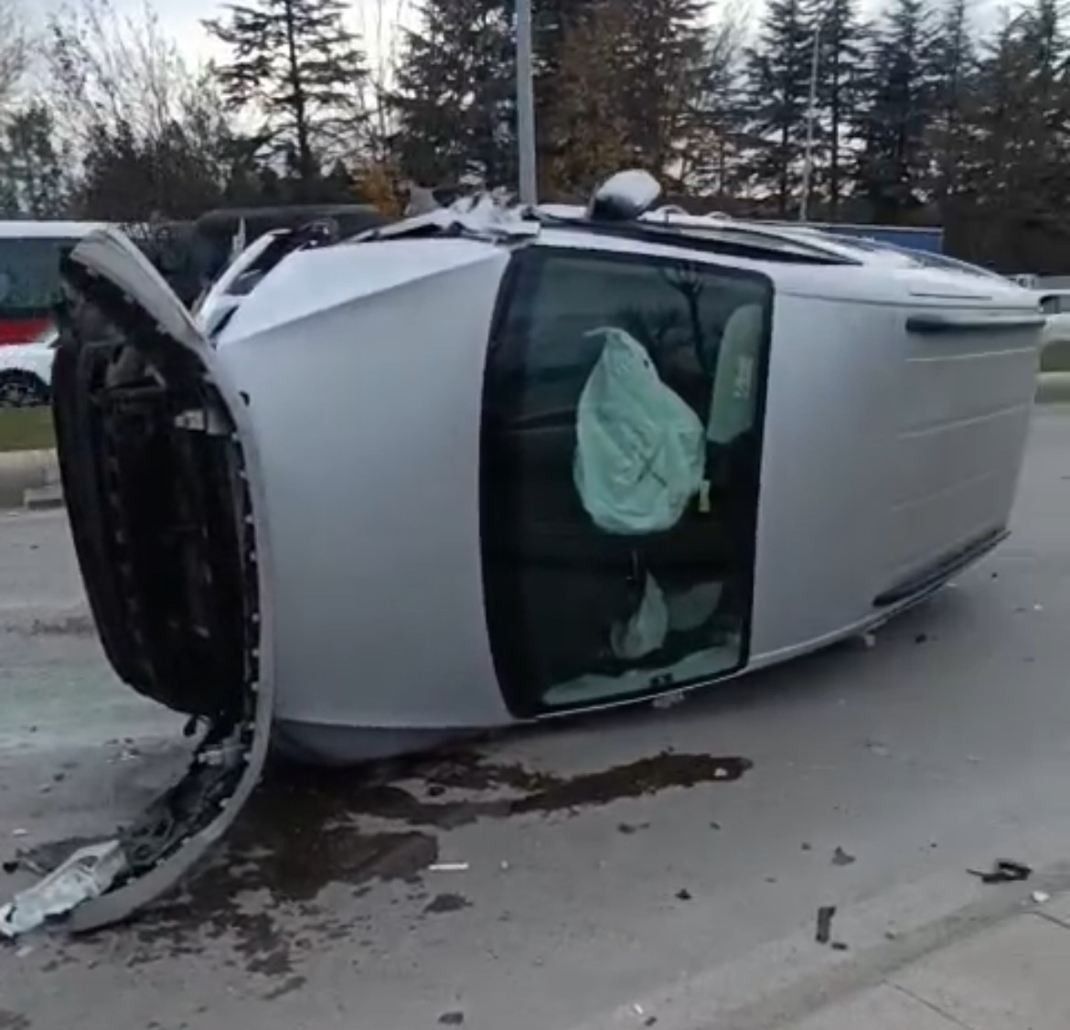 ESKİŞEHİR’DE ARA SOKAKTAN ÇIKAN PANELVANA ÇARPAN BULVARDA İLERLEYEN ARACIN ÇARPMA ANI VE...