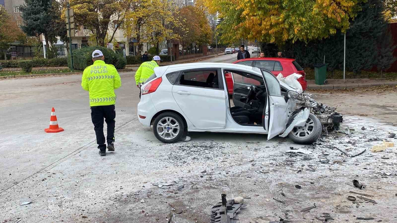 ESKİŞEHİR’DE ARA SOKAKTAN SÜRATLİ BİR BİÇİMDE GELEREK BİR KAMYONA YANDAN ÇARPAN OTOMOBİLİN 70...