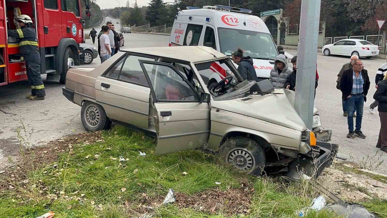 ESKİŞEHİR’DE BİR ARACIN TRAFİKTE BİR OTOMOBİLE YANDAN ÇARPMASI SONUCU OLUŞAN KAZADA 2 KİŞİ...