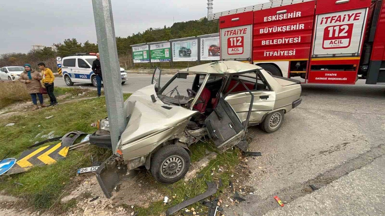 ESKİŞEHİR’DE BİR ARACIN TRAFİKTE BİR OTOMOBİLE YANDAN ÇARPMASI SONUCU OLUŞAN KAZADA 2 KİŞİ...