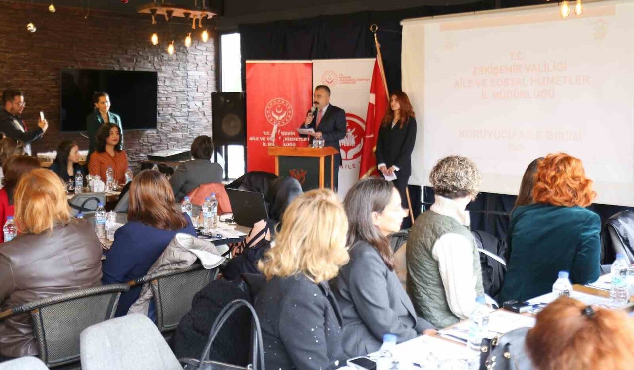 ESKİŞEHİR’DE ‘BÜYÜK AİLE BULUŞMASI VE GÖNÜL ELÇİLERİ İLE KORUYUCU AİLE FARKINDALIK TOPLANTISI’...
