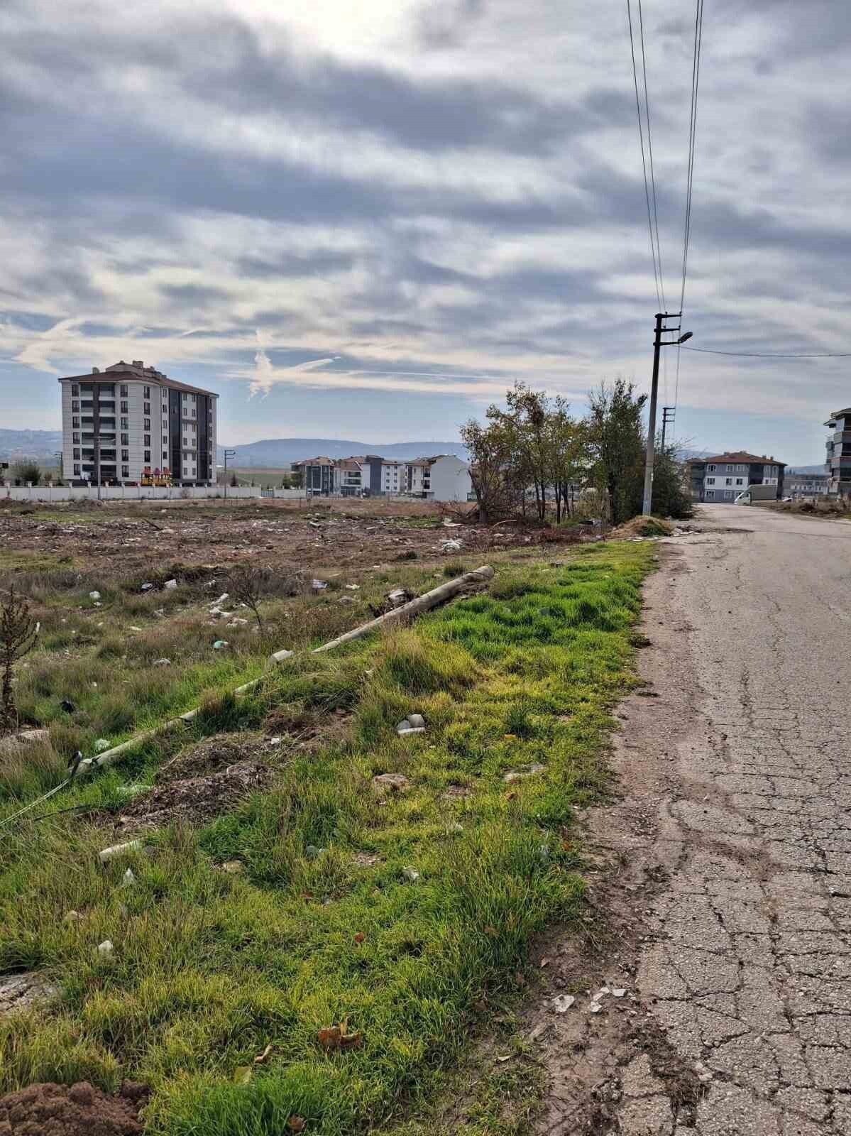 ESKİŞEHİR’DE DEVRİLEN VE ÇEVREYE SAÇILAN KABLOLARI YAĞMUR YAĞINCA ELEKTRİKLENDİĞİ ÖNE SÜREN...