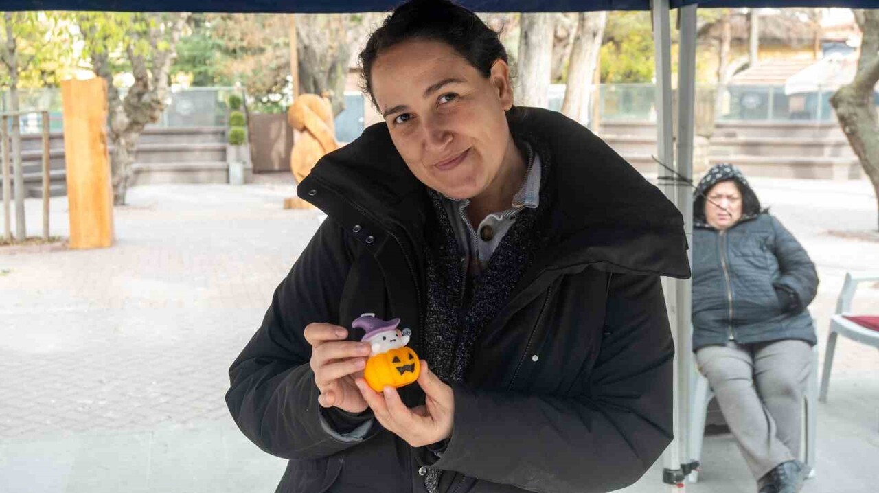 ESKİŞEHİR’DE EVİNİN BİR ODASINI ATÖLYEYE ÇEVİREN RABİA ÇELİK, KENDİ TASARIMI OLAN KALIPLARLA...