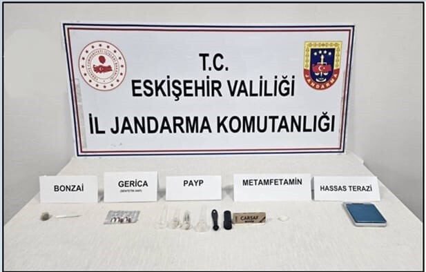 ESKİŞEHİR’DE JANDARMA TARAFINDAN KENT MERKEZİNDEKİ PİKNİK ALANINDA BİR ŞÜPHELİ ŞAHIS ÜZERİNDE...