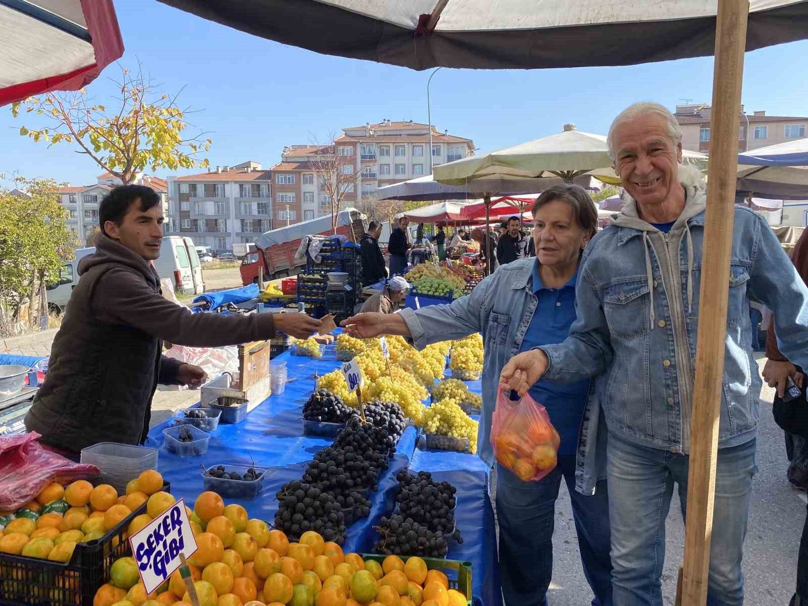 ESKİŞEHİR’DE KIŞ AYLARINDA VATANDAŞLARIN ÇOKÇA TERCİH ETTİĞİ MANDALİNA, GEÇEN SENEYE GÖRE...