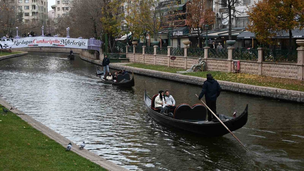 ESKİŞEHİR’DE KIŞ SOĞUKLARININ ETKİSİNİ GÖSTERMEYE BAŞLAMASINA ALDIRIŞ ETMEYEN YERLİ VE YABANCI...
