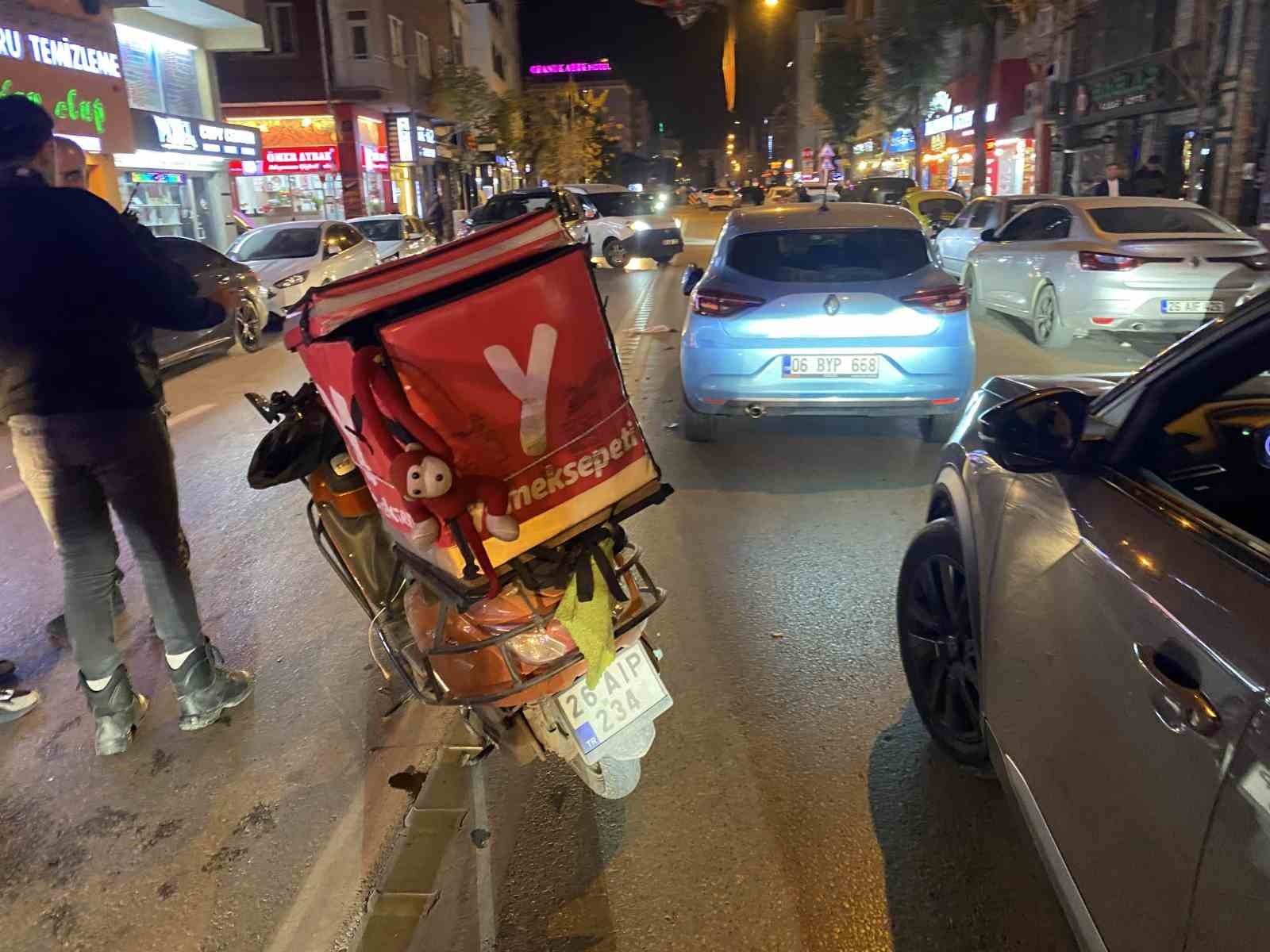 ESKİŞEHİR’DE MOTOSİKLETLİ KURYENİN ANİDEN YOLA ÇIKAN YAYAYA VE ÖNÜNDEKİ OTOMOBİLE ÇARPMASI...