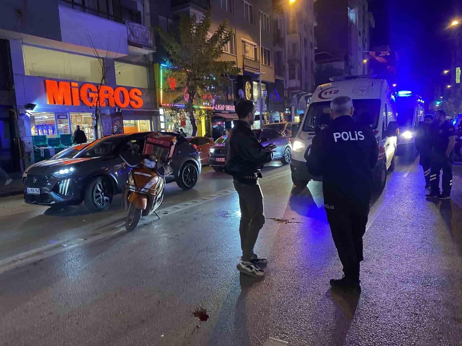 ESKİŞEHİR’DE MOTOSİKLETLİ KURYENİN ANİDEN YOLA ÇIKAN YAYAYA VE ÖNÜNDEKİ OTOMOBİLE ÇARPMASI...