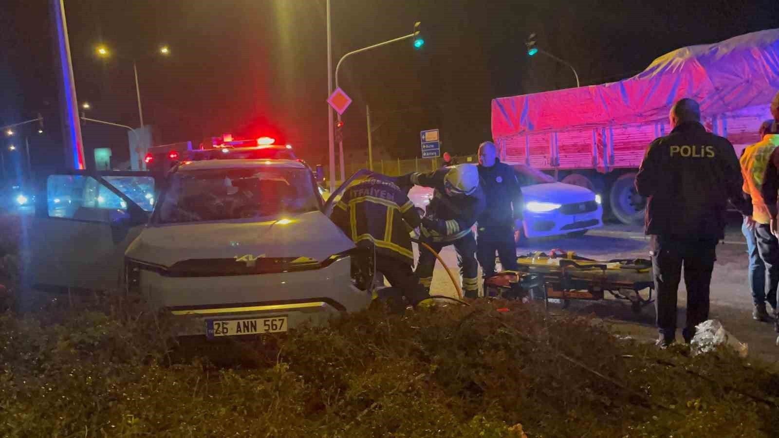 ESKİŞEHİR’DE PORSELEN HAMMADDESİ YÜKLÜ KAMYONUN OTOMOBİLLE ÇARPIŞMASI SONUCUNDA GERÇEKLEŞEN TRAFİK...