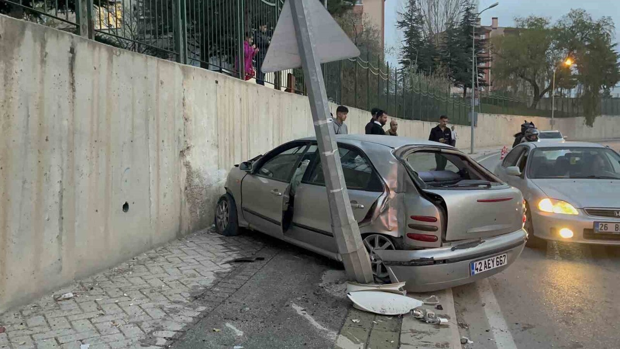 ESKİŞEHİR’DE SÜRÜCÜSÜNÜN KONTROLÜNDEN ÇIKAN ARAÇ YOL KENARINDAKİ AYDINLATMA DİREĞİNE ÇARPARAK...