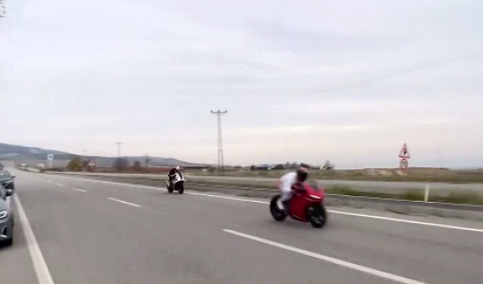 ESKİŞEHİR’DE TRAFİĞE AÇIK CADDEDE 2 HIZ MOTOSİKLETİ İLE YAPILAN YARIŞ TRAFİĞE TEHLİKEYE ATARKEN...