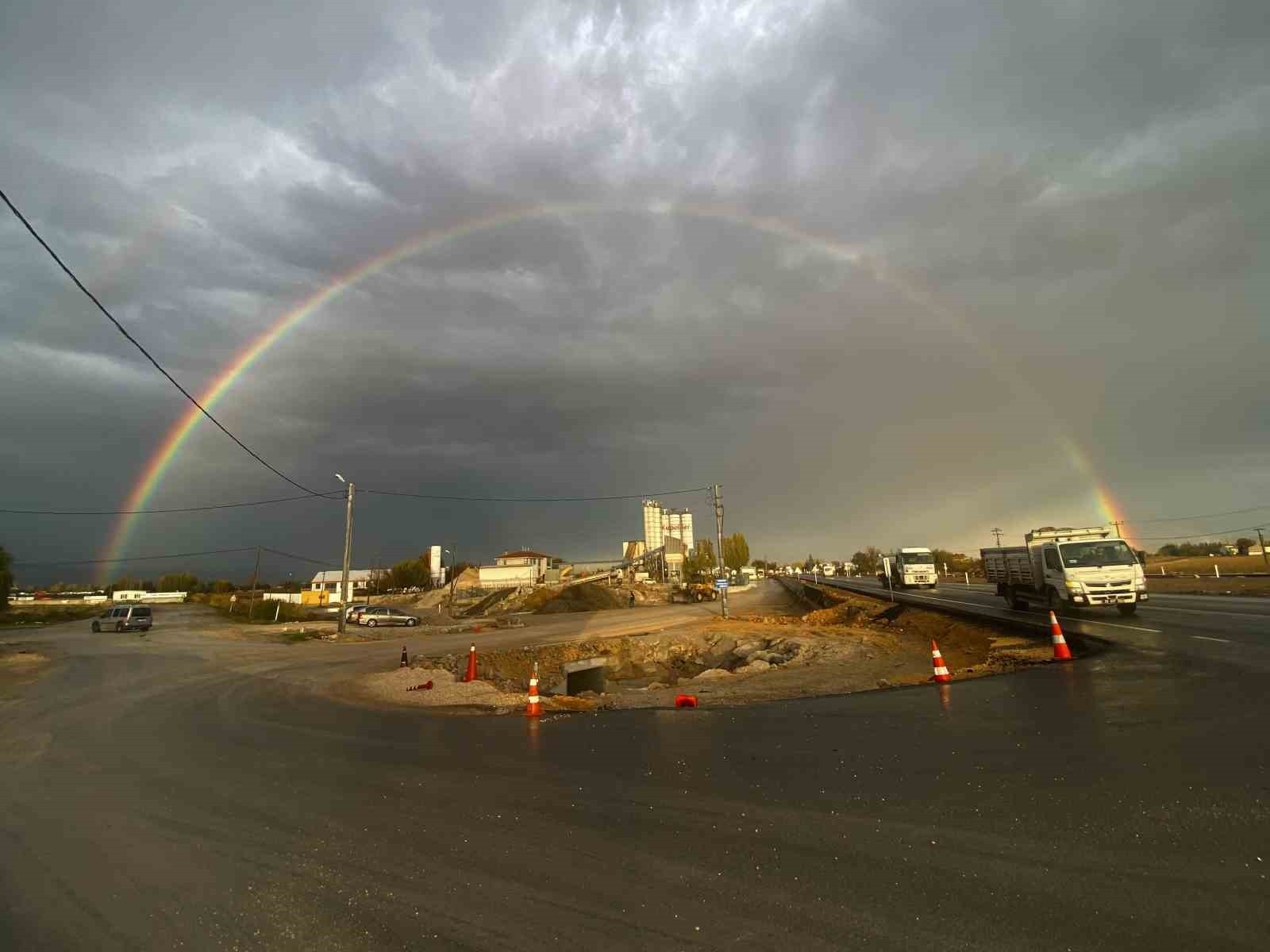 ESKİŞEHİR’DE YAĞMUR SONRASI BELİREN VE GÖRSEL ŞÖLEN OLUŞTURAN GÖKKUŞAĞI KAMERAYA...