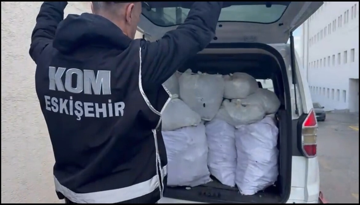 ESKİŞEHİR GİRİŞİNDE ÇEKİCİ ÜSTÜNDEKİ ARIZALI GÖRÜNÜMÜ VERİLEN ARAÇTA ARAMA YAPAN POLİS EKİPLERİ...