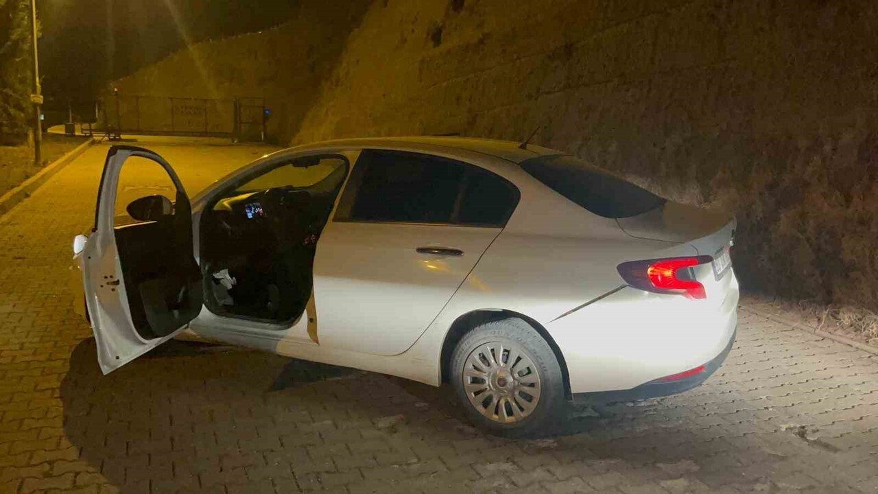 ESKİŞEHİR İL EMNİYET MÜDÜRLÜĞÜ ASAYİŞ ŞUBE MÜDÜRLÜĞÜ EKİPLERİ, 'DUR' UYARISINA RAĞMEN KAÇAN VE ...