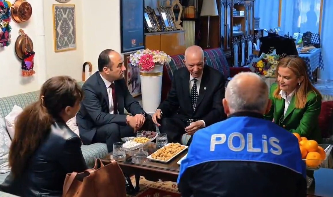 ESKİŞEHİR İL EMNİYET MÜDÜRÜ TOLGA YILMAZ VE BERABERİNDEKİ POLİS MEMURLARI, 93 YAŞINDAKİ EMEKLİ...