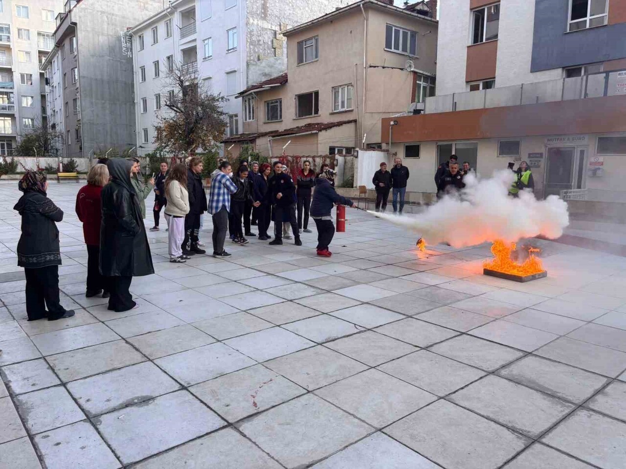 ESKİŞEHİR MÜKRİME HATUN YURDU'NDA GÖREV YAPAN PERSONELE YANGIN EĞİTİMİ VERİLDİ.